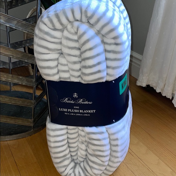 Brooks Brothers Luxe Plush King Blanket in White and Light Gray Stripes - Picture 6 of 12